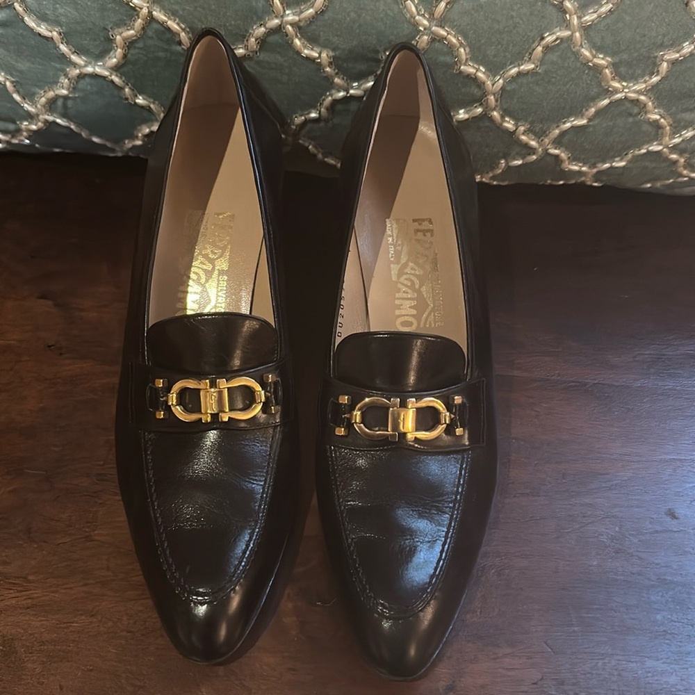 Salvatore Ferragamo Black Leather Women's heels with Gold Hardware Size 9.5 2A